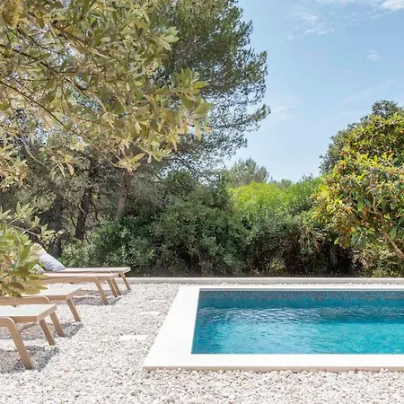 G&g With Swimming Pool بولا