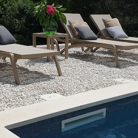 G&g With Swimming Pool بولا
