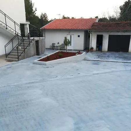 Apartment G&g With Swimming Pool